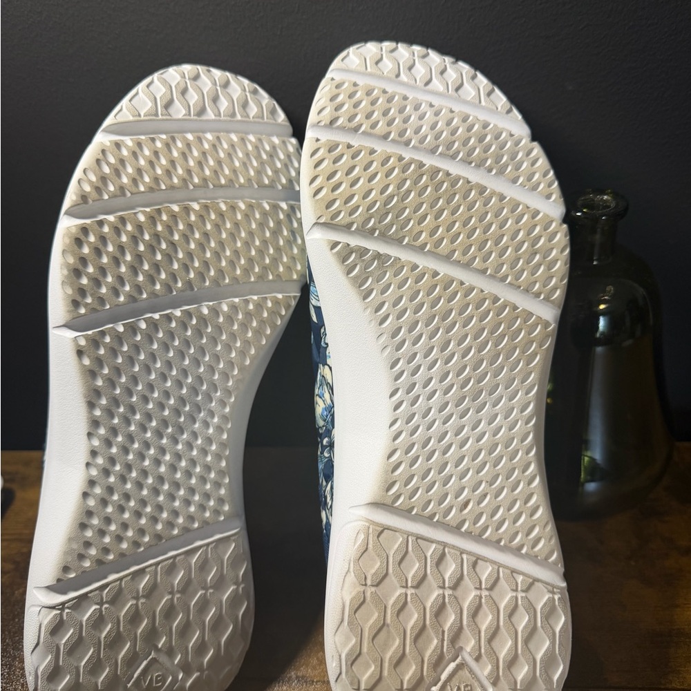Vera Bradley Cloud Slip on Sneakers. - Picture 4 of 5